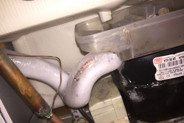 Hace hielo el tubo grueso del compresor del frigorifico
