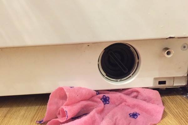 El filtro de la lavadora se encuentra trabado, ¿cómo puedo abrirlo?
